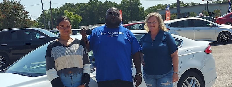 Shelli Carlson with her daughter, Dashia, and Car-Mart of Lufkin General Manager Rodriquez Candley